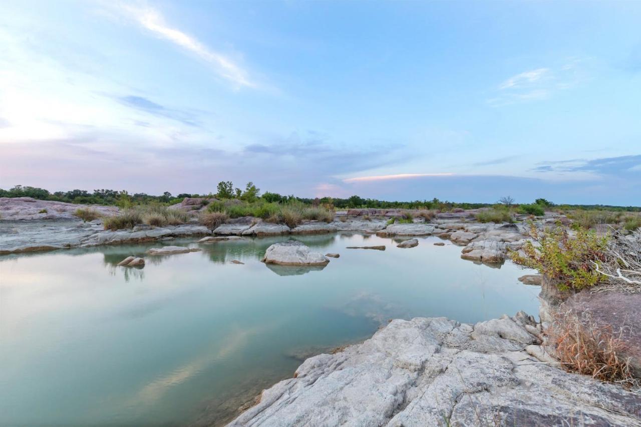 Lazo House - Riverfront With Overlooking Llano River 외부 사진